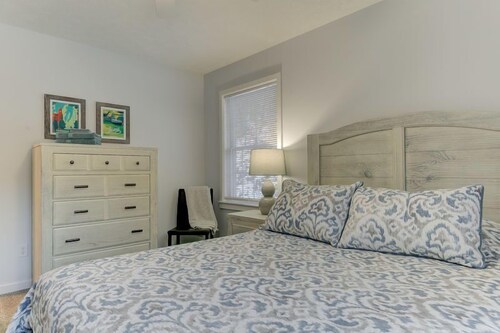 Spacious Home in Suttons Bay - Walk to Downtown