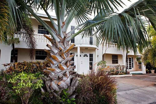 Relaxing, Amazing beach, pool, Cheap cars, quiet area, surfers paradise 1