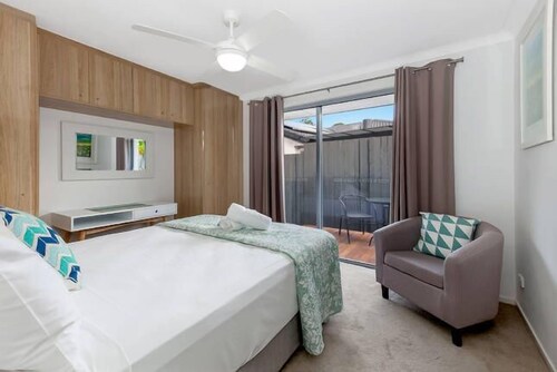 LUXURY * WATERFRONT * FAMILY ENTERTAINER * IN BROADBEACH WATERS