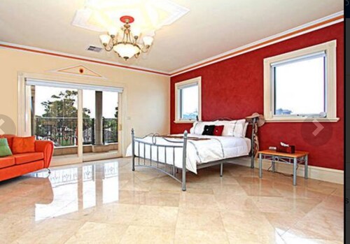 5 Bedroom and 3 Bathroom House Walking Distance to Beach and Shops