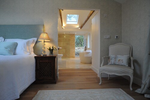 Romantic and peaceful cottage With Pool And Far Reaching Views