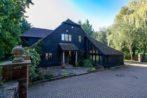 Spacious Character Barn - Indoor Swimming Pool - Sleeps 10