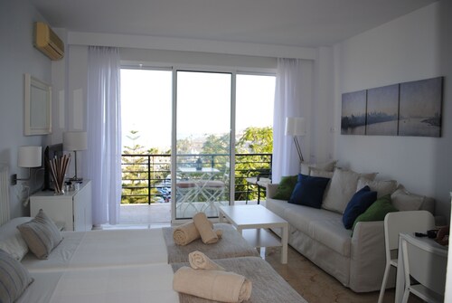 Renovated studio on the beachfront, wifi, satellite TV and air conditioning