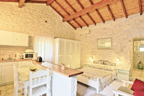 Korina's Cottage: Tranquil stone cottage, a breath away from Agni beach