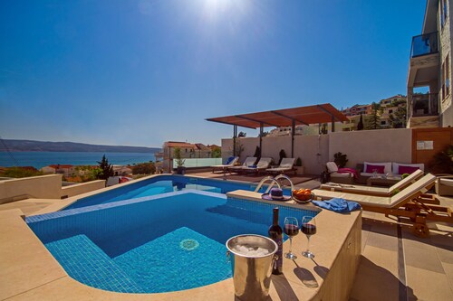 Luxury VILLA BANE, heated private pool and jacuzzi, sandy beach 120m far, 12 pax