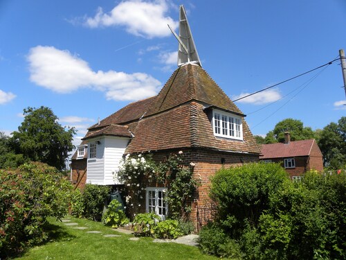 Delightful pet-friendly oast with private, enclosed garden on Kent/Sussex border