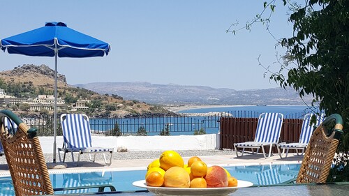 Villa with own pool, beautiful sea views, 2 minutes walk to beach