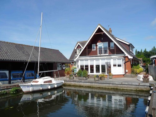 Self Catering 5 Bedroom Waterside Retreat Cottage Wroxham, Norfolk Broads, Eng