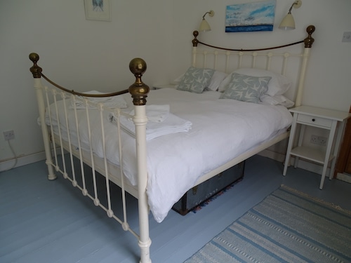 Charming cottage in an idyllic peaceful location with loch views.