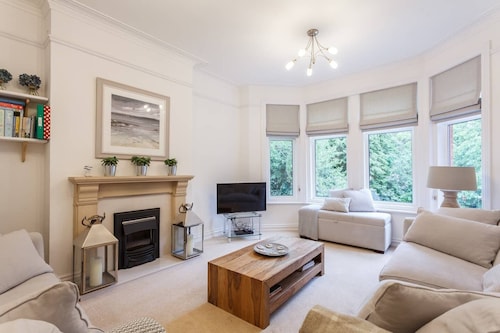 Quiet, stylish, 2BR/2-bath flat near Sandbanks, 3 mins to beach, sleeps 4+2