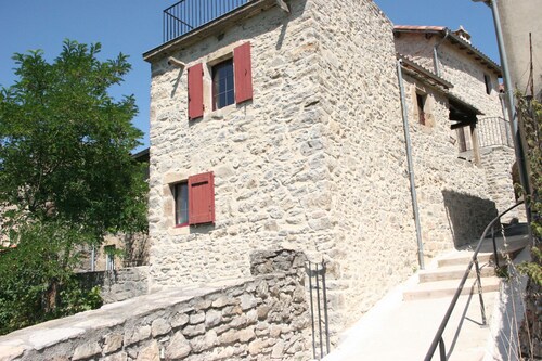 L'Oustal du Larzac. Ensemble de maisons de village avec vue panoramique.