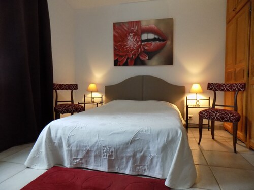 VILLA DE PRESTIGE AVEC COURT DE TENNIS ET ACCES PRIVE PLAGE