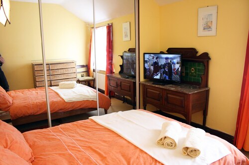 Rowan Cottage, Ideal Holiday Accommodation in Glastonbury, Somerset