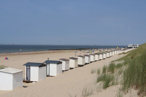 TOP HOUSE, luxury modern holiday home 250M from beach with beach house and wifi