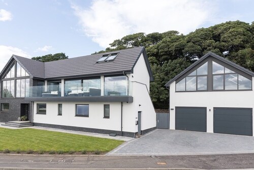 The Wee Glasshouse is a modern studio apartment situated on the Fife coastline.