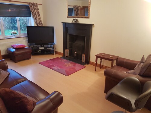 Spacious House, Just Five Minutes Walk From Beach, Perfect for Families/Surfers