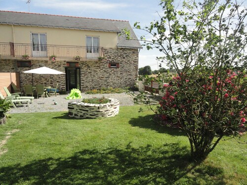 A 7 km de DERVAL, maison en pierre 5 adultes+ 1 enfant. BOX INTERNET.