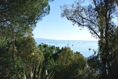 Casa vista mare, immersa nel verde