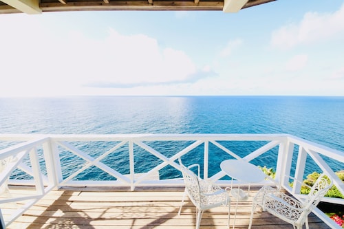 VILLA DOLCEVITA by KlabHouse-Seafront 7BR w/Pool&Hot Tube