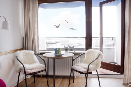 Ruhig gelegene helle kleine Wohnung direkt an der Seepromenade und dem Strand.