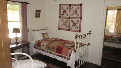 Jellore Cottage - in the heart of town