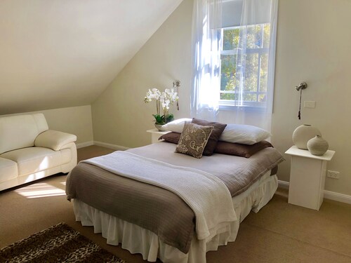 Spacious, central apartment set in a gorgeous garden