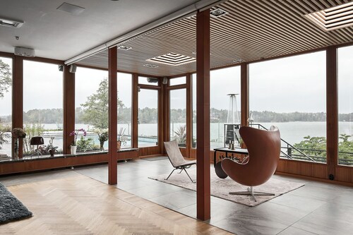 540 kvm Lyxigt designhus vid sjön med pooler