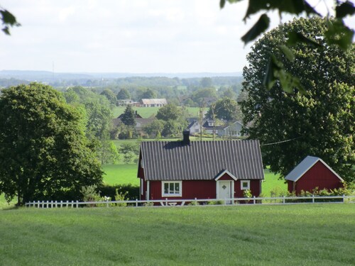 Charmig röd stuga på landet vid foten av Hallandsåsen nära till natur och hav