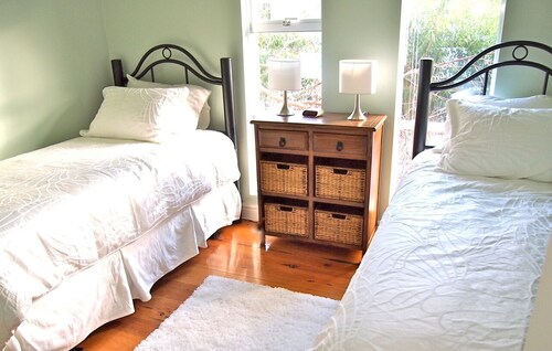 Riverfront Sanctuary~Peaceful & Private~Walk to Downtown Courtenay!!!