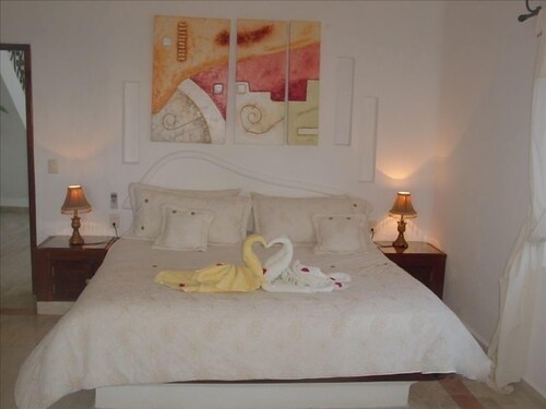 SALE PRICING: BEACHFRONT VILLA ON WHITE SAND AND CHEF SERVICE AVAILABLE