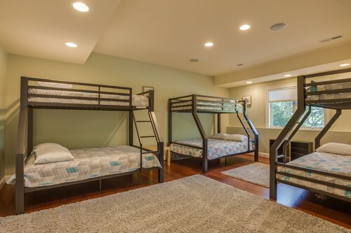 Private Cove, Brand New Beds and Mattresses, Linen Service included, WiFi