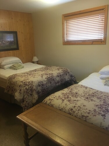 Holds Small Or Large Groups, Sleeps up to 40, 8 Bedrooms, Separate Basement Suit