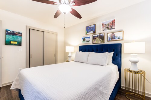 Sophisticated Chic - 2 bedroom Oaklawn Dallas