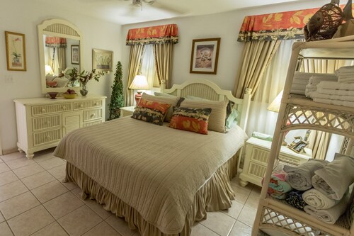 Beautiful Bahamas - Unit 10C by the Sea!