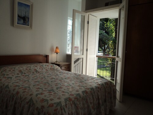 FOOT ON THE SAND! Excellent fit ground 40 meters of private beach and beautiful views.