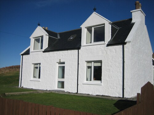 Cosy cottage near Portree & in mid-Skye. Family-friendly and sleeps 5. Wi-Fi