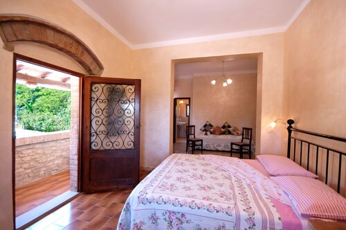 Villa with pool, 4 rooms en suite, Wi-Fi, walking distance from San Gimignano