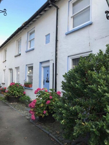 4 Evans Terrace Beautiful Cottage in the heart of Aberdovey! Free parking permit