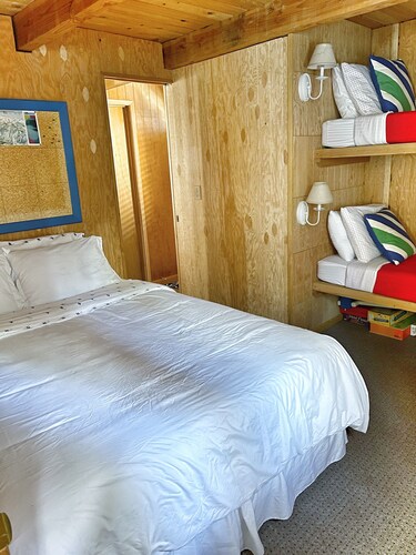 Cozy Riverfront Cabin close to Crystal Mountain Resort