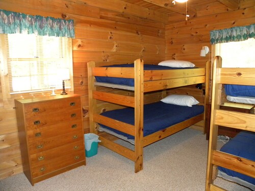 Beautiful Private Log Cabin Nestled In A Gated Community With Mountain Views.