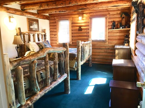 Sportsman Cabin, 15 miles to West Yellowstone ! Hot Tub, on Snowmobile Trail.