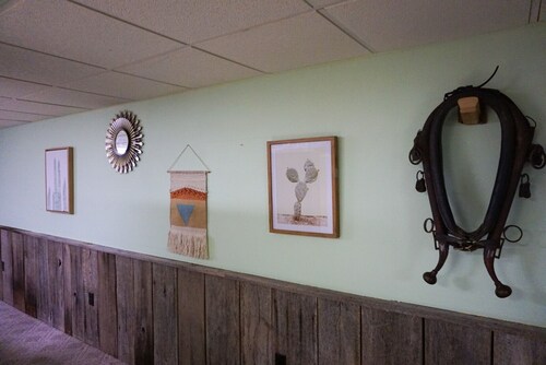 Wild Vines Log Cabin .5miles from Ky Lake, Hot Tub, Pool Table, 1500sqft Venue!