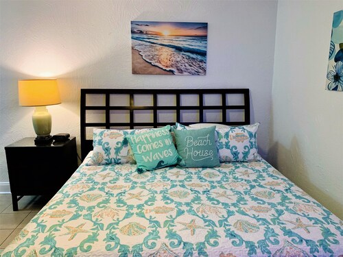 Ocean/pool front condo on Bolongo Bay; gorgeous views and amazing location!