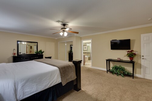 Family Friendly 3500 Sq Ft 5 Bed 4.5 Bath Pool, Spa, 2 Miles From Strip