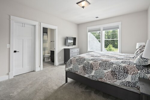 Welcome to Gold Cove- Luxury Lake Front Home! 8,000 Sq Ft, Sleeps 23, 7 bd/7bth
