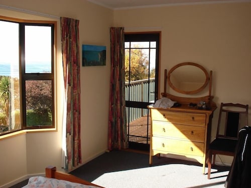 Sea & beach views with safe swimming 15 min north of Dunedin.