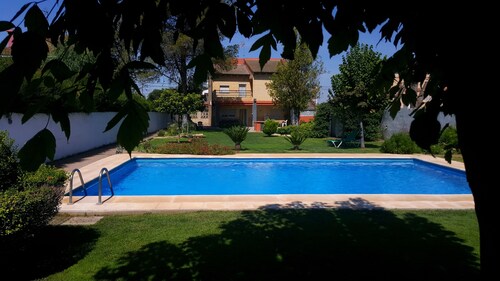 MAISON AVEC PISCINE ET JARDIIN(Pour Vous Aider)