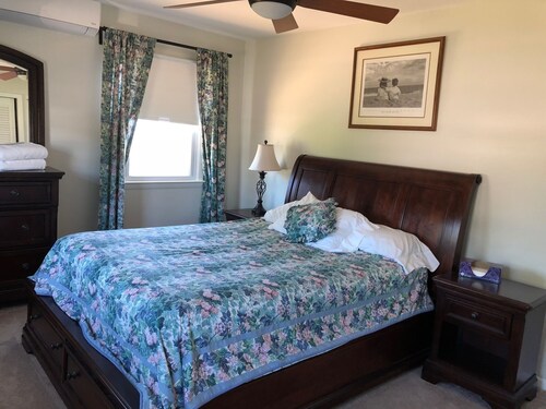 Lake House Memories is 6-bedroom, 4 1/2 Bath; on Lake Champlain
