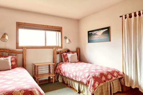 Beautiful and Comfortable Log Home with Mountain Views