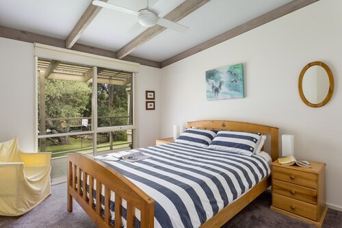 Harry's Retreat - Beautiful Family Home Only 1 Block Back From Blairgowrie Foreshore.